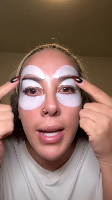 Customer in a white T-shirt wearing the KOLLAE eye mask