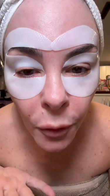 Customer in a towel wearing the KOLLAE eye mask