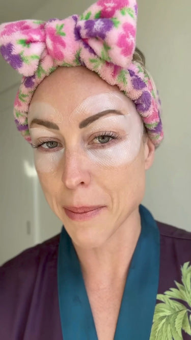Customer in a floral headband wearing the KOLLAE eye mask